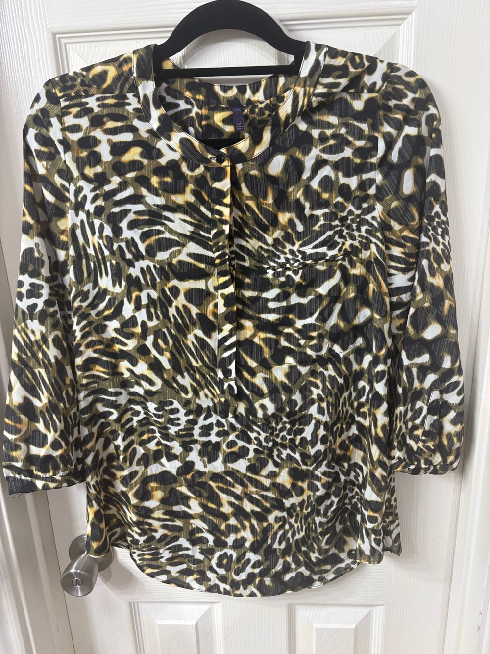 NYDJ ANIMAL PRINT 5 BUTTON BLOUSE-sz M  3/4 sleeves